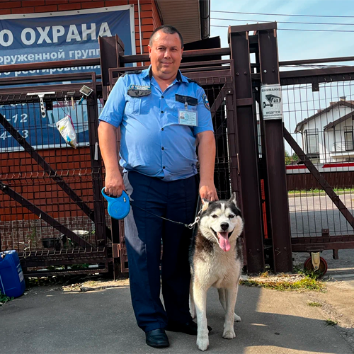 Охранник ЧОП Поведники с собакой